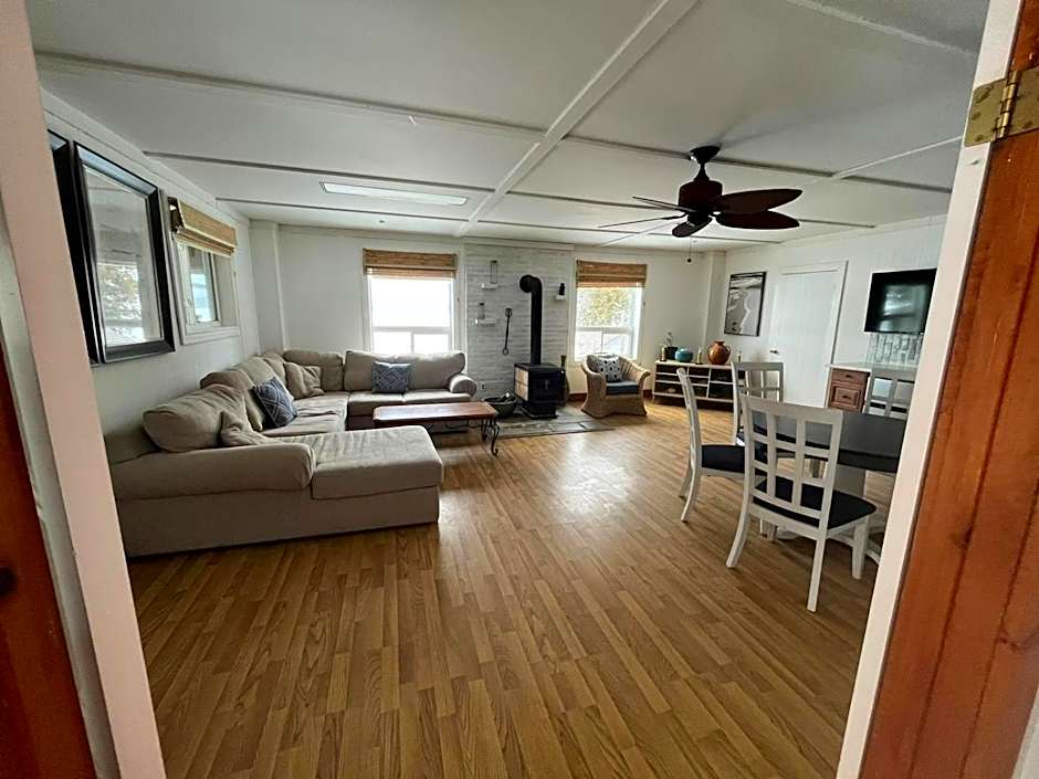 Lakehouse chalet on Sky Lake Ontario 5 bedrooms