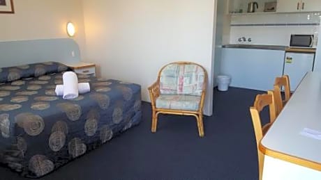 1 Queen Bed