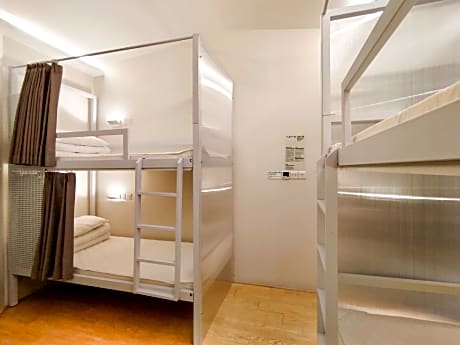 1 Person in Dormitory - Female Only