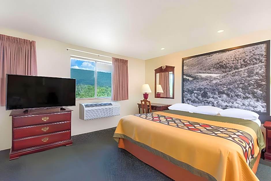 Super 8 by Wyndham Burnham/Lewistown
