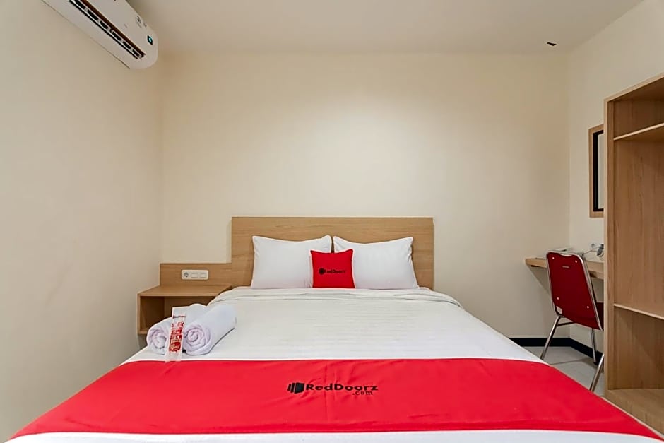 RedDoorz Syariah Plus near Tanjungpura University 2 Pontianak