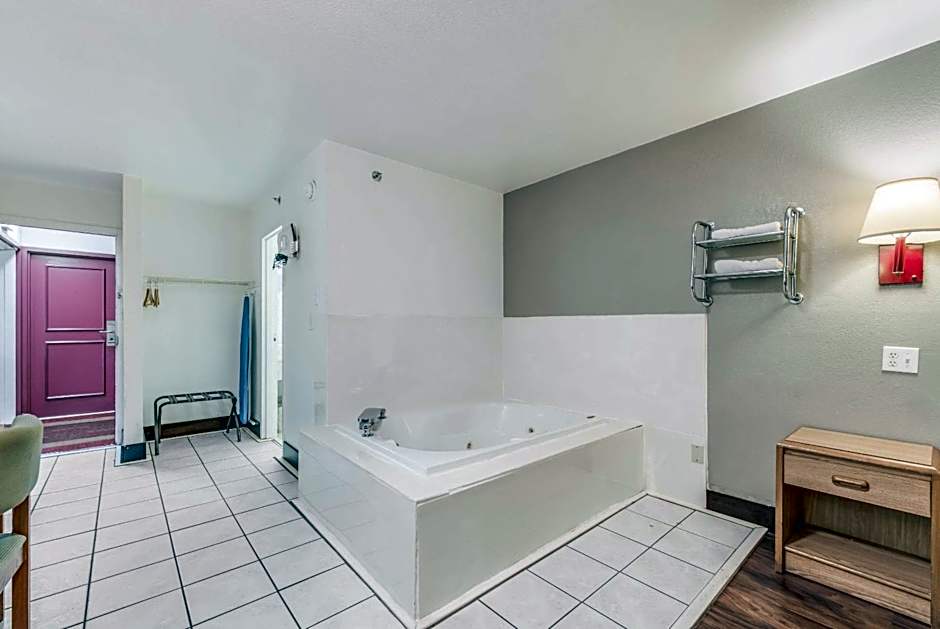 Econo Lodge Truman Inn