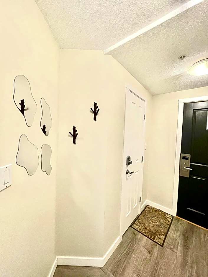 Alpenglow Lodge Bear Wonder One Bedroom by MVA