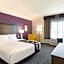 La Quinta Inn & Suites by Wyndham Arlington North Six Flags Drive