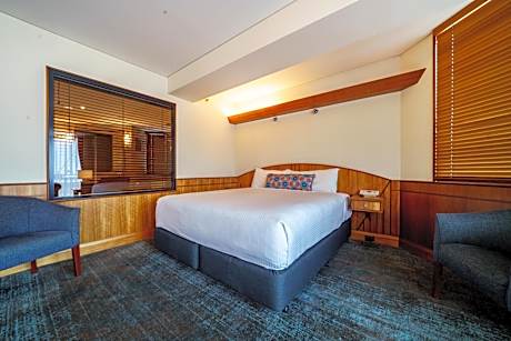 Deluxe Queen Room with Spa Bath