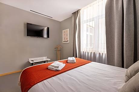 Deluxe One-Bedroom Apartment