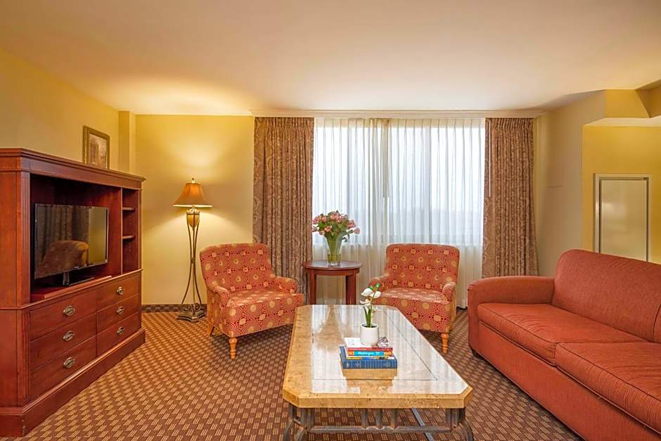 Clarion Collection Arlington Court Suites Hotel