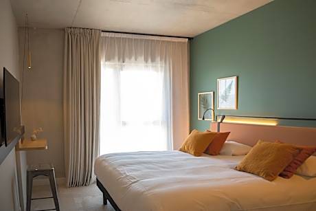 Comfort Queen Room with Courtyard View - Non-Smoking