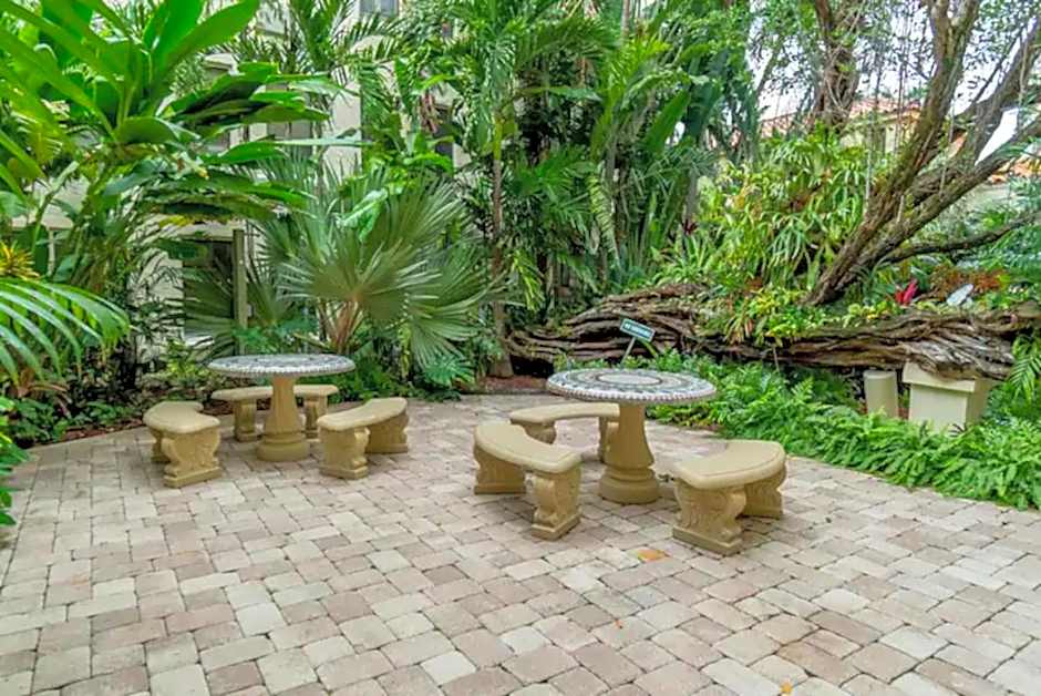Tropical Beach Condo - Pool, Shops, 86" TV, WiFi
