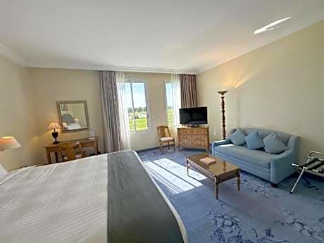 Deluxe Harmony Golf Room, stay for two consecutive nights, and two guests can enjoy a free round of 18 hole golf