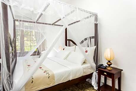 Bungalow Room with sunset tea or coffee and homemade cookies, a morning bird-watching trail