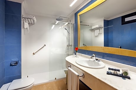 double pool view 2 adults + 1 child