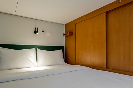 Queen size bunk bed in Mixed Dormitory