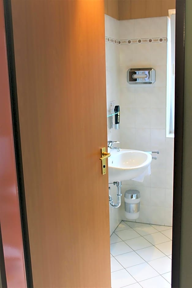 Hotel Alsterquelle 24h Check-in, Free Parking and WiFi