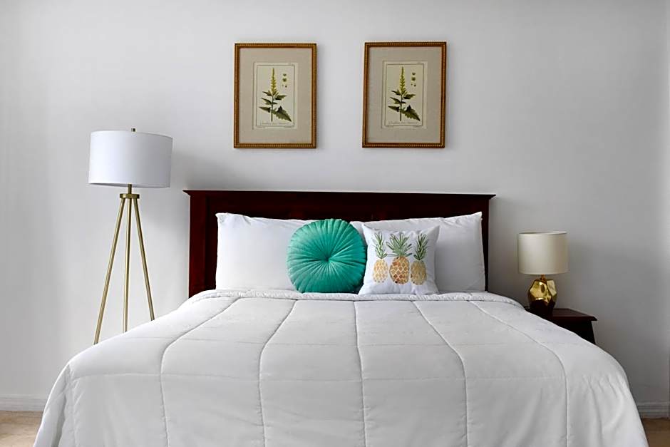 Photo 1 of 18 of Deluxe 1 Queen Bed
