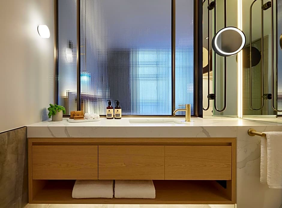 Lanson Place Parliament Gardens