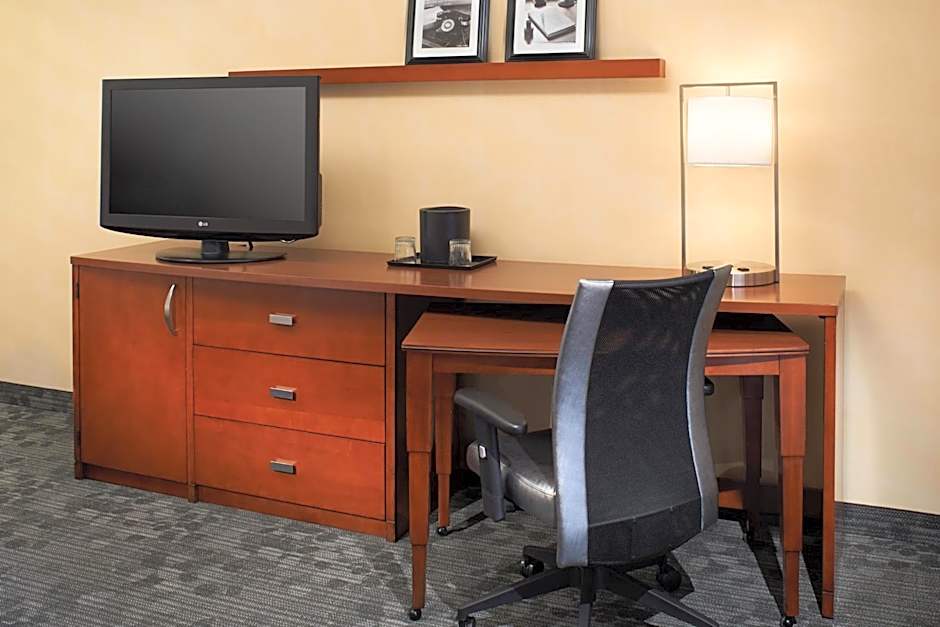 Courtyard by Marriott Chicago Deerfield