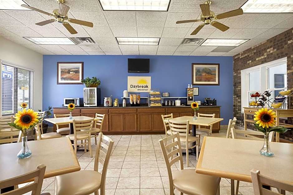 Days Inn by Wyndham Oglesby/ Starved Rock