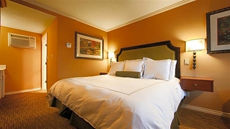1 King Bed - Non-Smoking, Deluxe Room, Balcony, Table And Chairs, Mini Fridge, Keurig Coffee Maker, Continental Breakfast