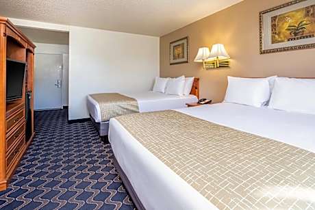2 Queen Beds River View Second Floor No Elevator Non-Smoking