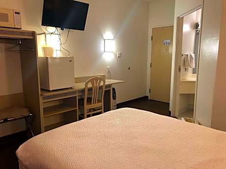 1 Queen Bed, Nonsmoking, Accessible