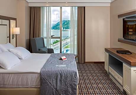 Family Suite with One Double Bed and Two Twin Beds