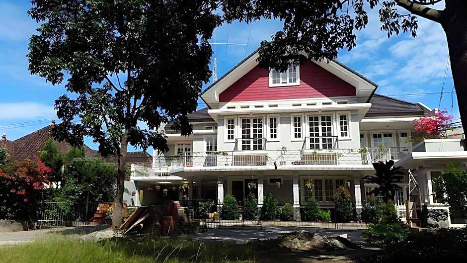 Front One Boutique Baluran Malang