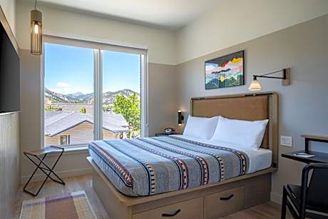 Queen Room with Mountain View