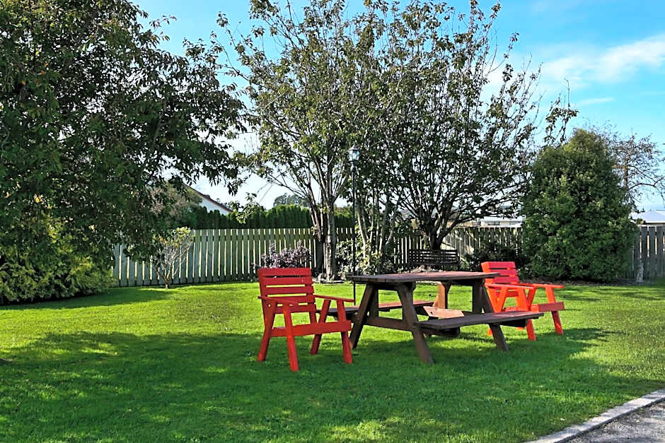 Colonial Lodge Motel