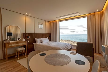 Ocean Gallery Suite