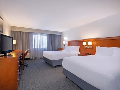 Queen Room with Two Queen Beds – Hearing Accessible