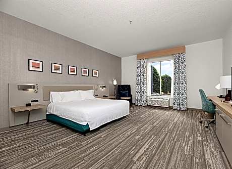 1 KING MOBILITY ACCESSIBLE W/ ROLL IN SHOWER COMP WIFI HI DEF.FLAT SCREEN TV-FRIDGE-POD COFFEE BRWR