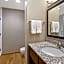 La Quinta Inn & Suites by Wyndham Detroit Metro Airport
