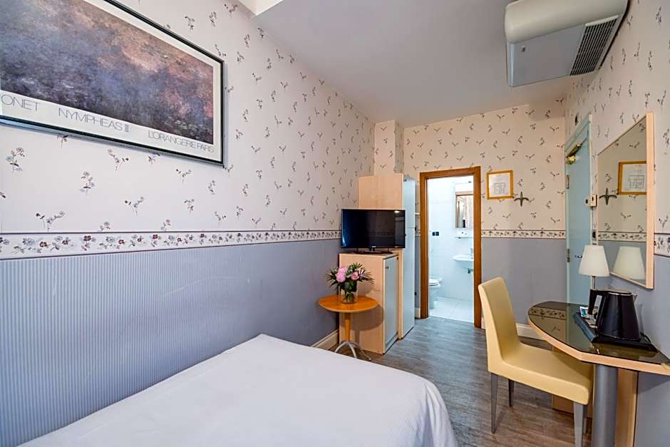 Photo 1 of 10 of Single Room with French Bed