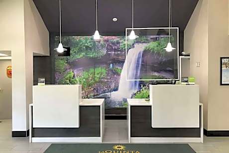 La Quinta Inn & Suites by Wyndham Minneapolis Northwest