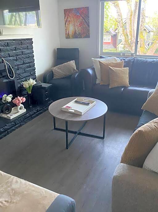 Quiet-comfy 4 bedroom house on a quiet tree lined street in Kitsilano