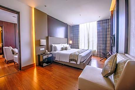 Executive Suite Including Both Way Airport Transfers