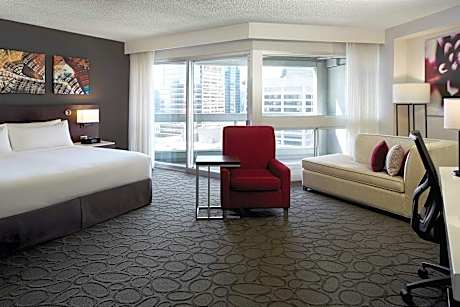 Club Level, Club lounge access, Larger Guest room, 1 King, High floor, Balcony