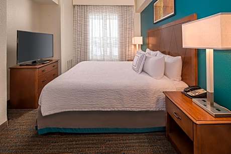 2 Bedroom Suite, Bedroom 1: 1 Queen, Bedroom 2: 1 Queen, Sofa Bed, Fireplace