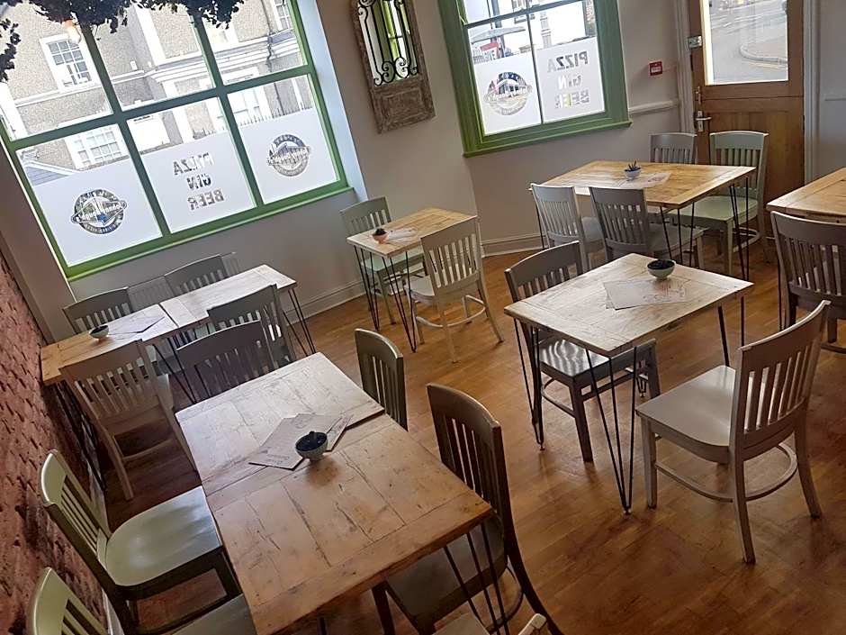 Johnny Dough's Conwy with Rooms