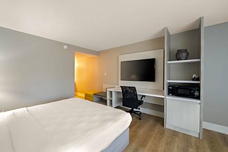 King Room with Walk-in Shower - Non-Smoking/Disability Access