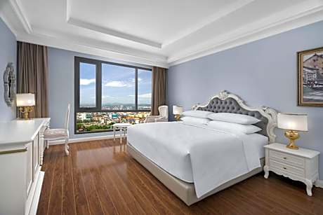 Deluxe King Room with City View