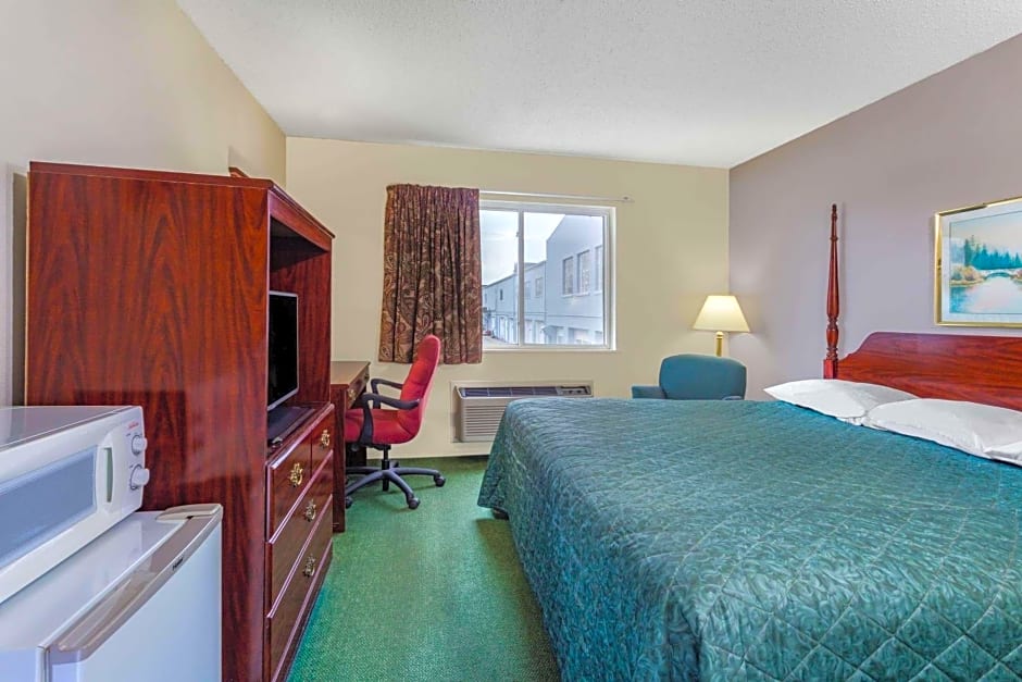 Super 8 by Wyndham Reedsburg