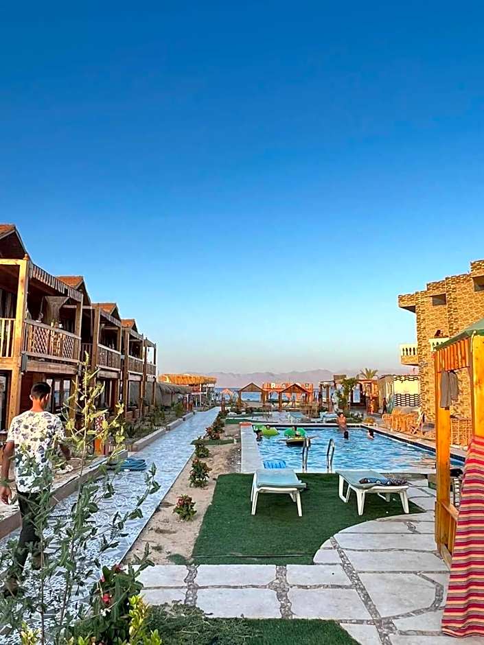 Green Beach Camp & Hotel