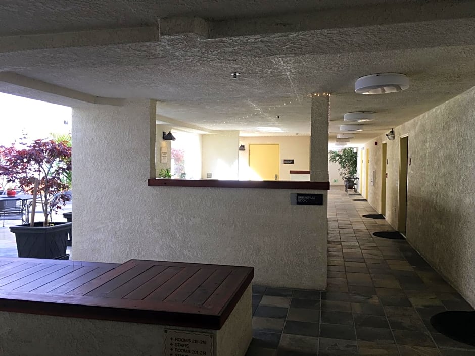 Airport Inn