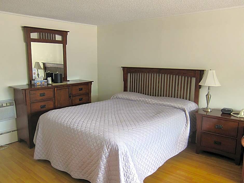 Photo 1 of 8 of 1 Queen Bed