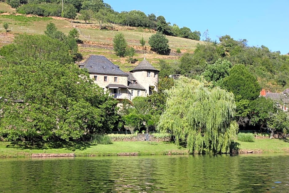 Le Manoir des Pélies Gîte et Chambres d'hôtes de charme à 7kms de Conques Spa, Piscine, Rivière, Thermes de Cransac
