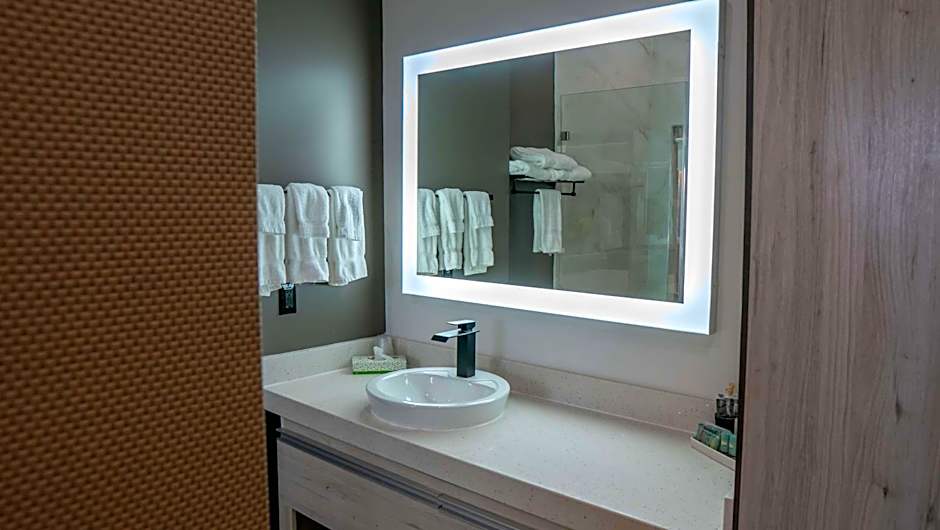 Comfeeni Inn and Suites