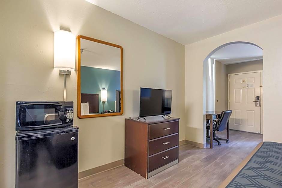 Econo Lodge Inn & Suites I-65