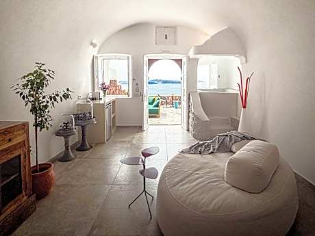 VILLA AURORA GRACE WITH INDOOR PLUNGE POOL, SEA, AND CALDERA VIEW, AND COMMUNAL POOL